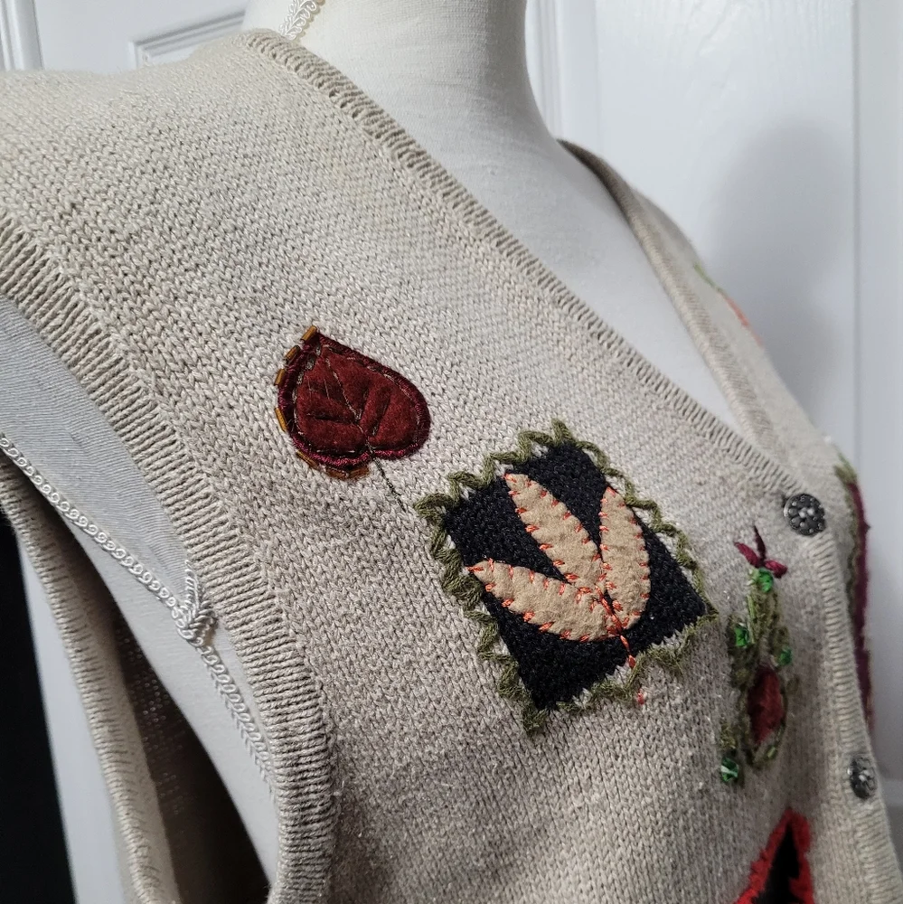 🍁🍂 Bobbie Brooks beige autumn fall seasonal embroidered knit vest